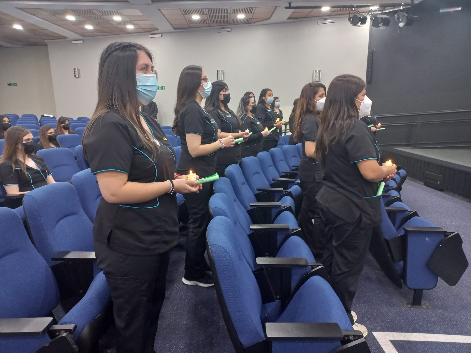 Estudiantes de la carrera de Fonoaudiología visten por primera vez sus