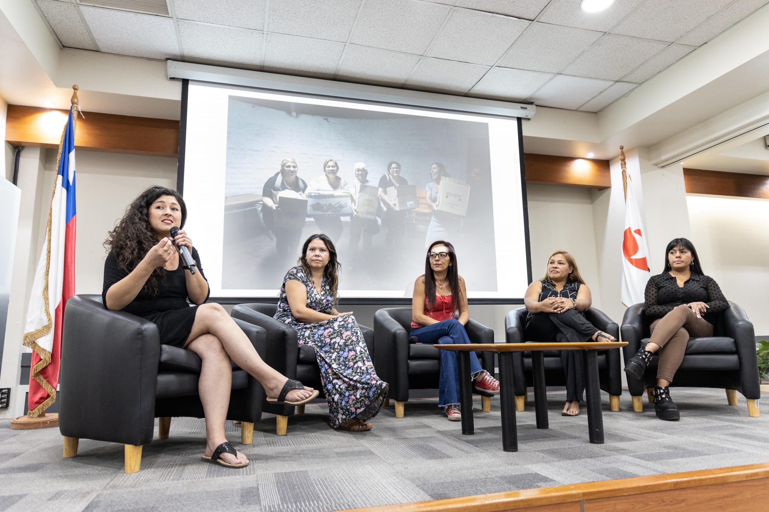 Dirigentas Del Movimiento Pobladores En Lucha Debatieron Y