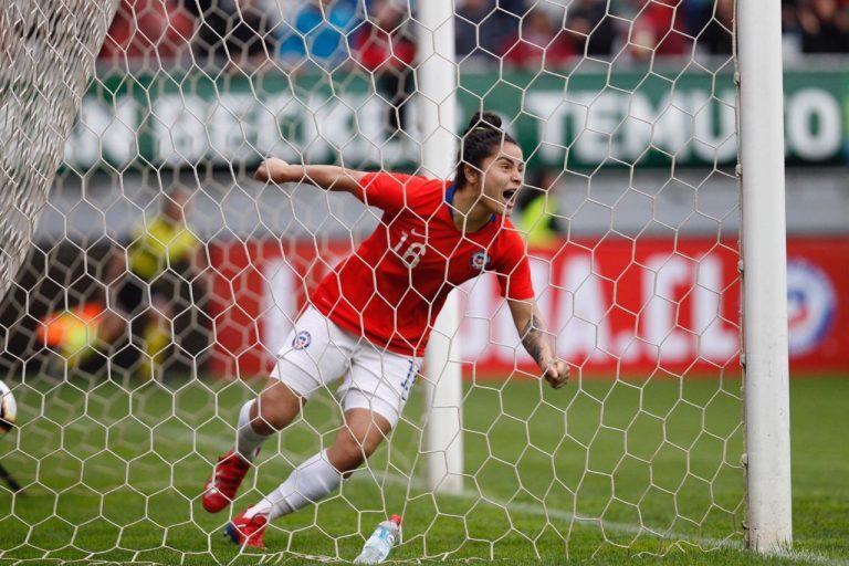 Estudiante de UDLA se luce como goleadora: “Debemos ser capaces de ver al deporte como una herramienta de desarrollo social para el país”