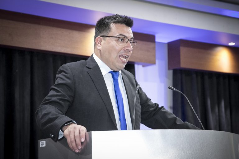 Coordinador de posgrados e investigación de la Facultad de Educación obtiene grado de Doctor en Lingüística