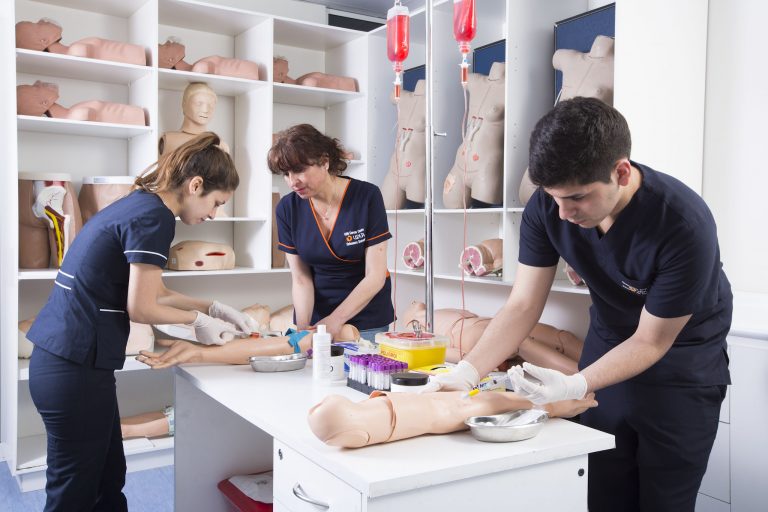 Decano de la Facultad de Ciencias de la Salud saluda a profesionales en el Día Mundial de la Salud
