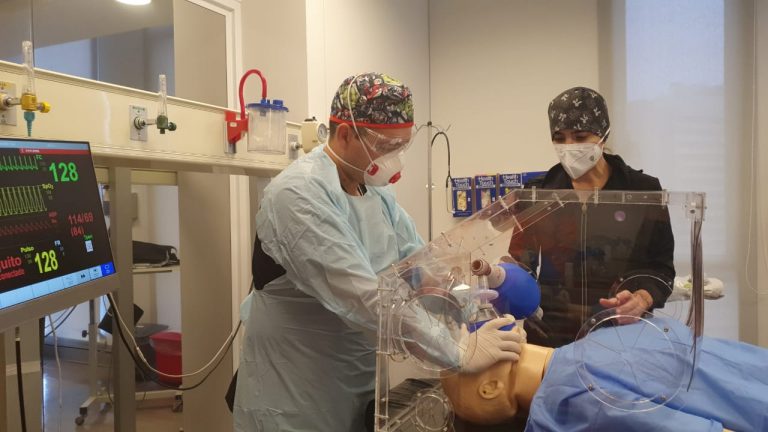 Centro de Entrenamiento de Simulación en Salud de UDLA testea cámara que reduce contagio de coronavirus entre pacientes y personal de salud