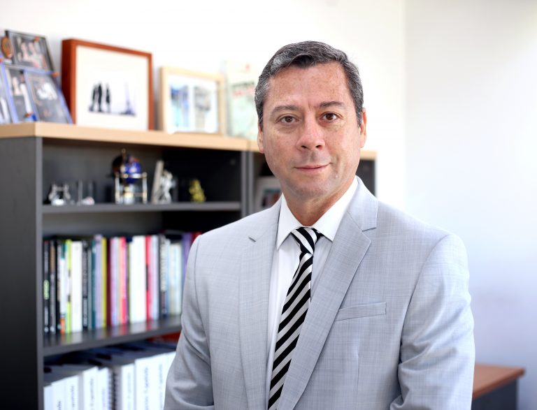 Decano de Comunicaciones habla en Diario la Tercera