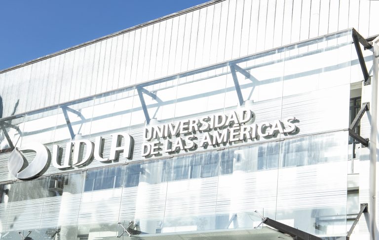 Decana de la Facultad de Educación se dirige a la comunidad UDLA