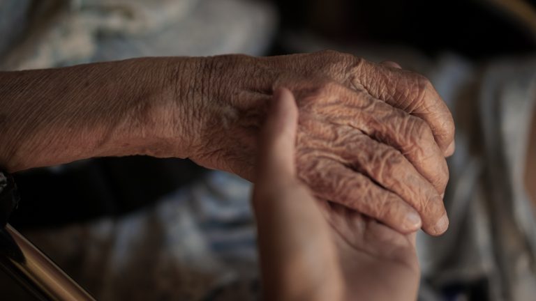 Facultad de Derecho organiza seminario: “Dilemas éticos del COVID-19: última cama y cuidados paliativos para adultos mayores”