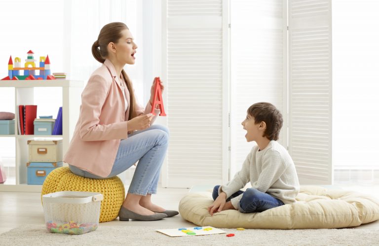 Escuela de Fonoaudiología aborda la estimulación del lenguaje en niños durante el confinamiento en charla virtual