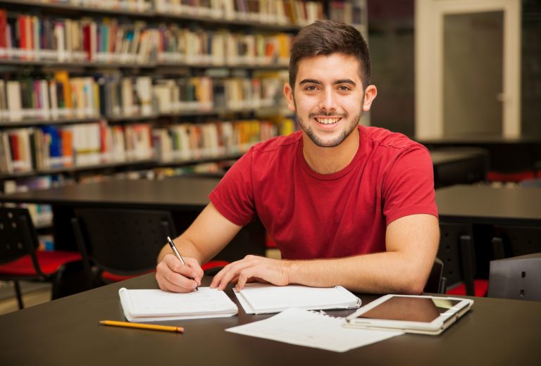 92 estudiantes obtienen la «Beca de Mérito Académico» que entrega UDLA