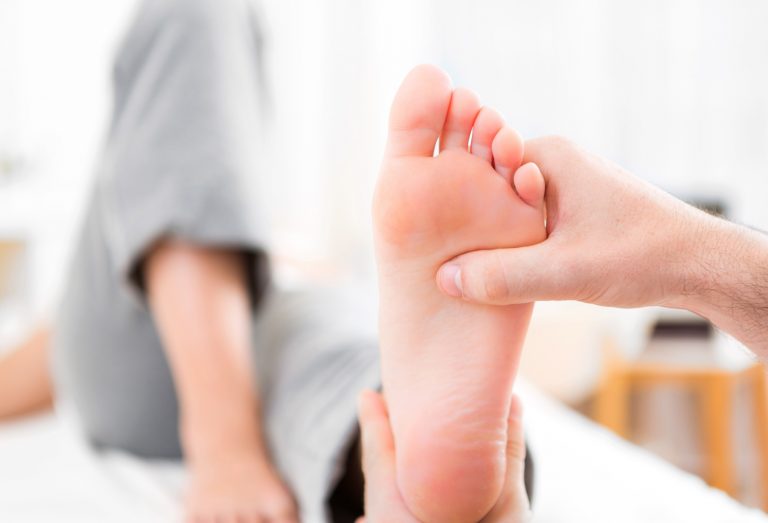 Estudiantes y egresados de Facultad de Ciencias de la Salud participan en curso sobre ortopodología