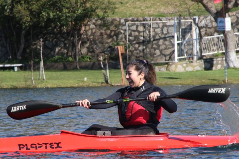 Estudiante clasificada a Juegos Paralímpicos de Tokio vuelve a entrenar en la Laguna Chica de San Pedro de la Paz