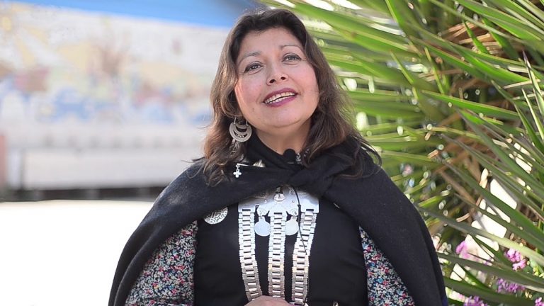 UDLA conmemora el Día de la Mujer Indígena con muestra audiovisual sobre labor de mujer educadora indígena en la RM