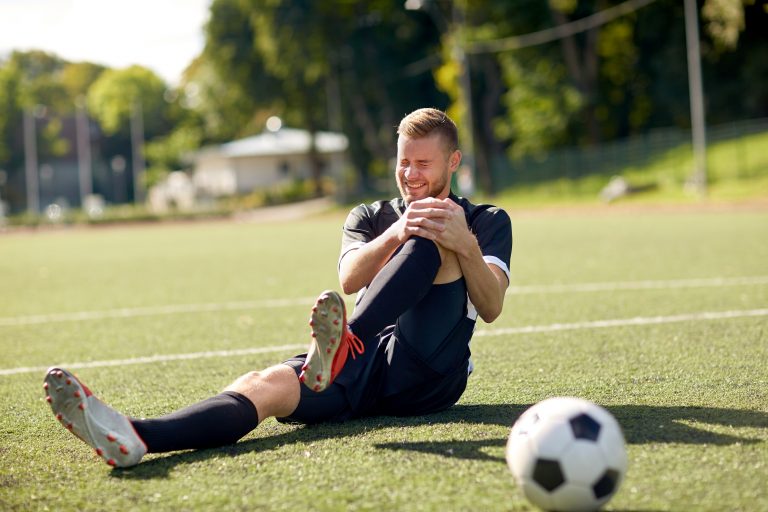 Escuela de Kinesiología advierte sobre las lesiones que podrían presentar los jugadores con el retorno del fútbol profesional