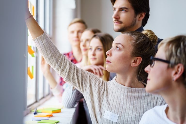 Estudiantes de UDLA apoyarán a emprendedores a través de un plan de mejoras y postulaciones a fondos