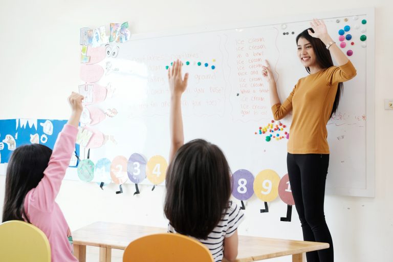 Facultad de Educación realiza presentación del libro sobre acompañamiento pedagógico en docentes nóveles