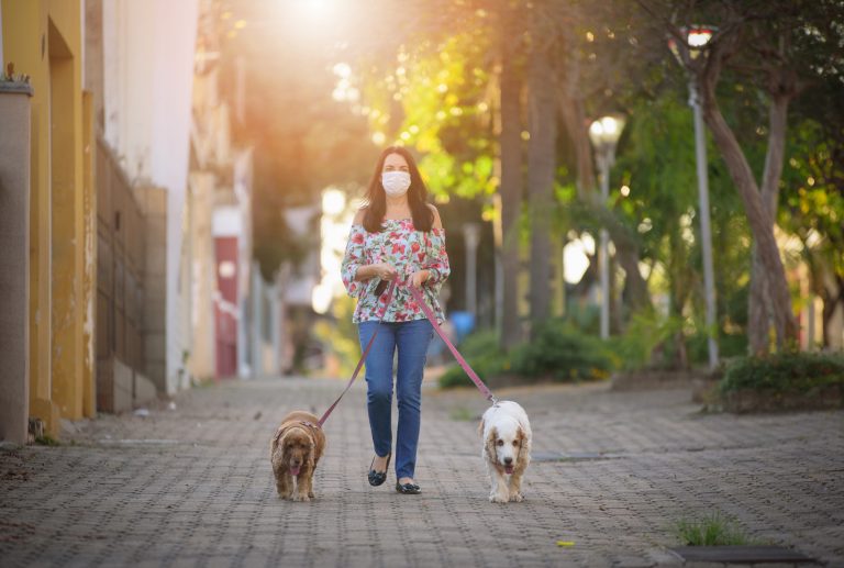 Vecinos de Tucapel asisten a charla sobre tenencia responsable de mascotas liderada por la Escuela de Medicina Veterinaria