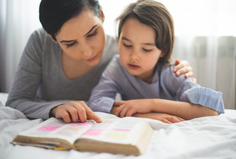 ¿Tu hijo está aprendiendo a leer y a escribir? UDLA entrega consejos para guiar el aprendizaje en casa