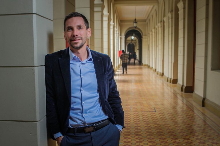 Periodista Daniel Halpern dicta charla sobre el discurso negativo en Redes Sociales