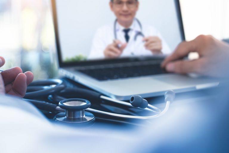 Decano Osvaldo Artaza expone en “Cumbre Nacional por la Salud Pública Ecuatoriana” sobre el sistema de salud chileno: “La pandemia visibilizó todos nuestros defectos”