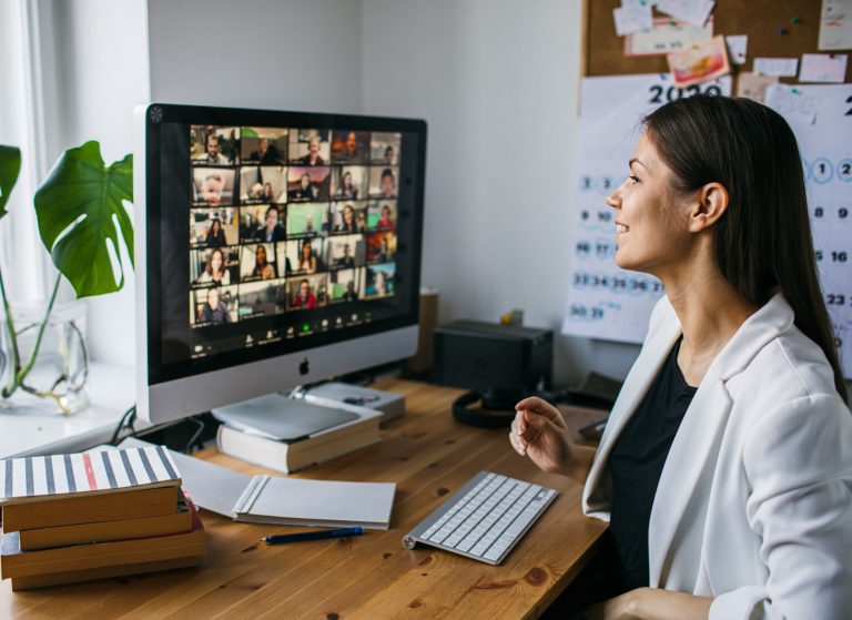 Docentes premiados a nivel nacional comparten experiencias en conversatorio inaugural de la VI Escuela FEDU UDLA versión invierno