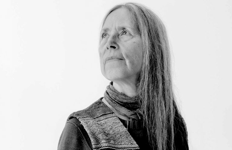 Cecilia Vicuña cierra la cuarta temporada de Cielo Falso la cual contó exclusivamente con invitadas mujeres