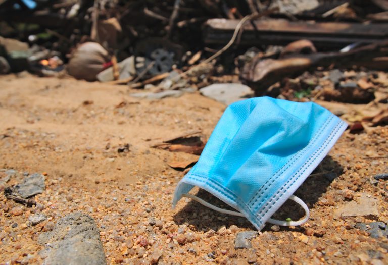Experta de UDLA advierte impacto sanitario y ambiental por desecho inadecuado de mascarillas y guantes en las calles