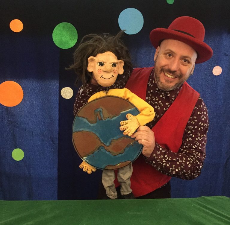 Escuela de Educación Parvularia reúne a la comunidad en torno a la obra de teatro infantil “El libro mágico de los cuentos”