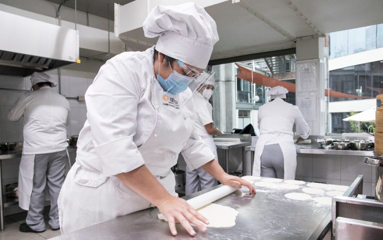 Escuela de Gastronomía UDLA envía cajas de materias primas a domicilio para clases prácticas a distancia