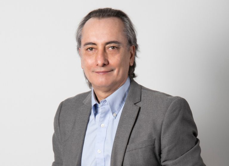 Gobernanza e impacto de COVID-19 en Chile: Decano Osvaldo Artaza expone en Simposio Mundial sobre Investigación en Sistemas de Salud