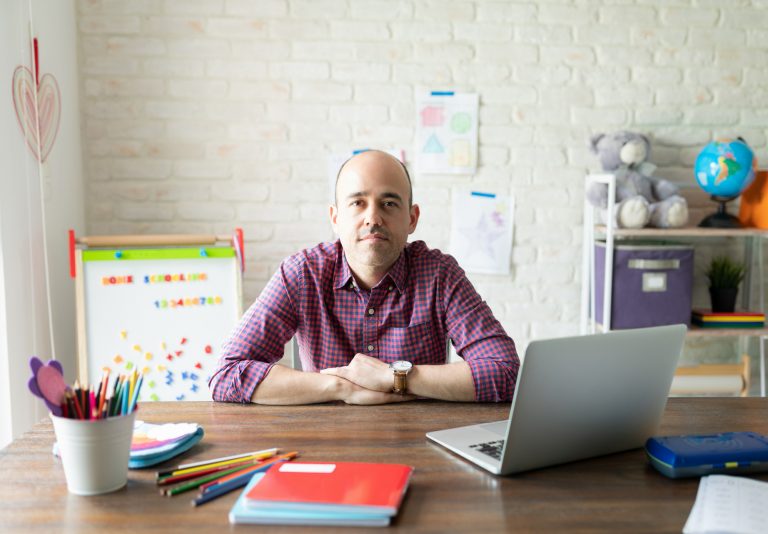 Directora de la Escuela Parvularia expone sobre los desafíos de integrar a educadores de párvulos en un campo exclusivamente femenino