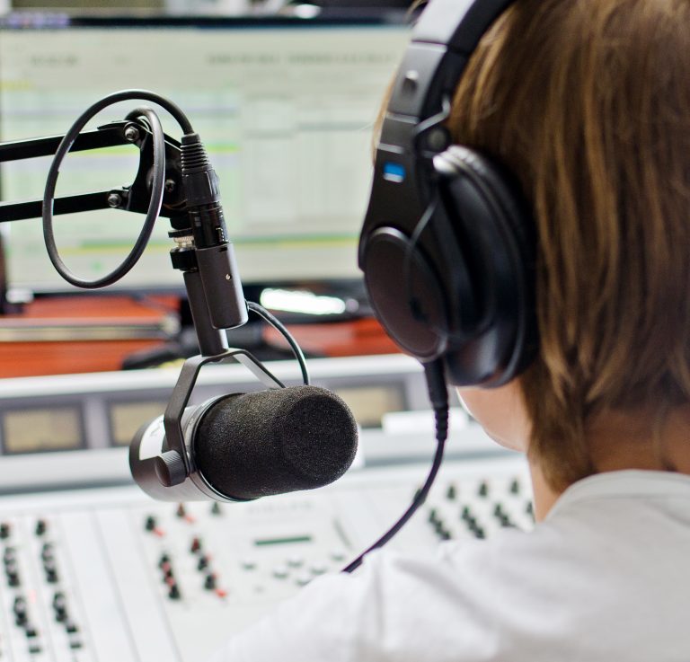 Estudiantes de UDLA trabajan en la realización del programa “La Quinta Calle” de Radio FM Viña del Mar