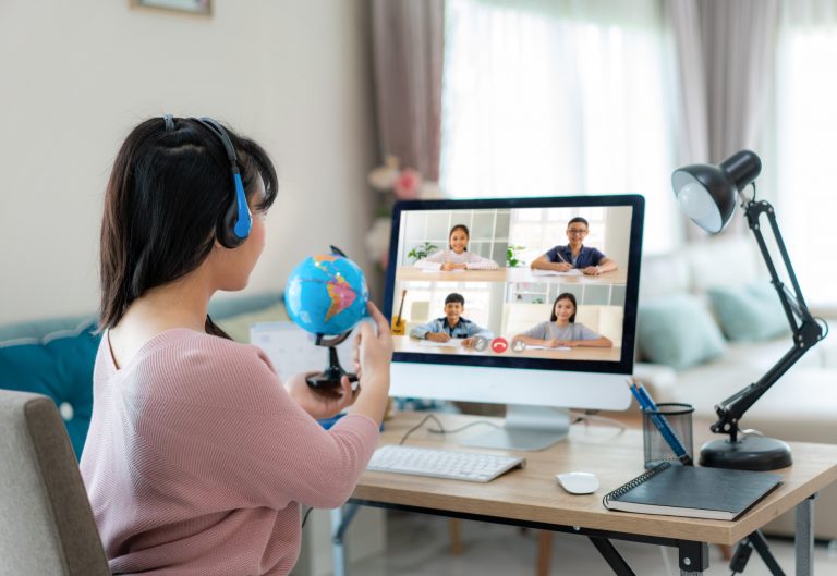 Escuela de Verano de la Facultad de Educación: 1300 profesores a nivel nacional asisten a talleres y conversatorio sobre prácticas en la Formación Inicial Docente