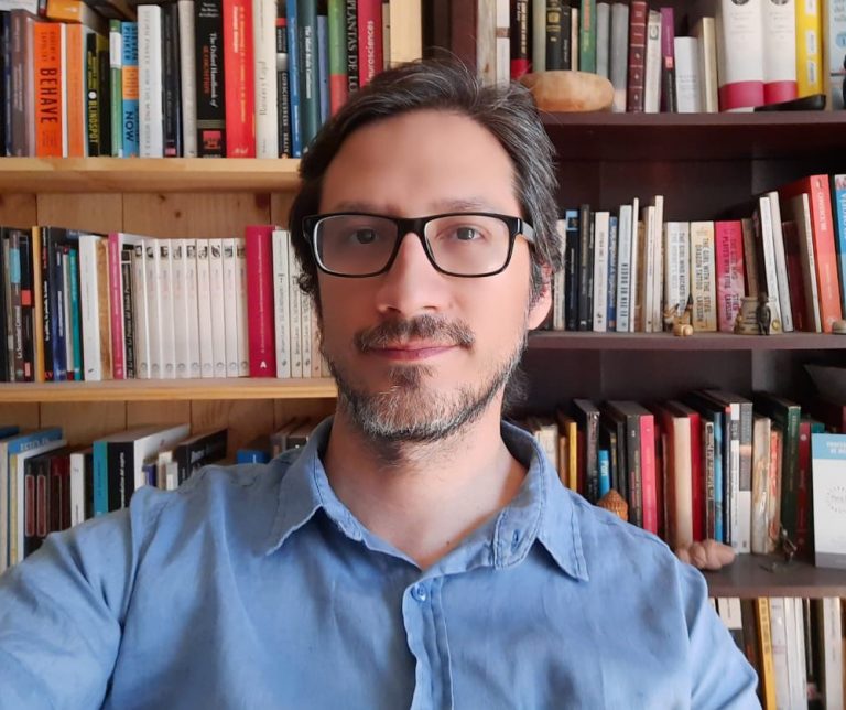 Docente de la Escuela de Psicología de UDLA estudia y trata el Neurocovid-19