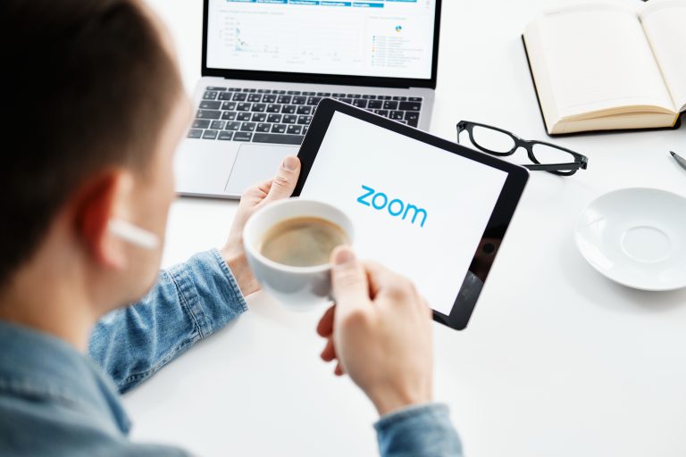 UDLA firma alianza con ZOOM y contará con plan full para estudiantes, académicos, docentes y colaboradores