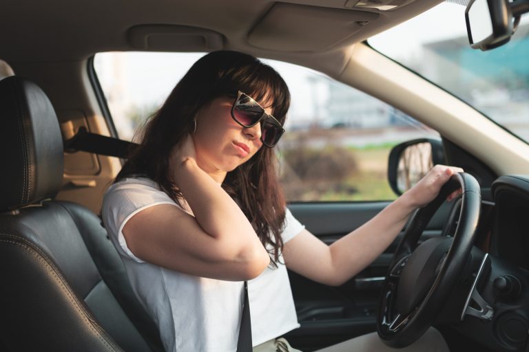 Escuela de Kinesiología entrega consejos para evitar molestias corporales al realizar viajes largos en auto en estas vacaciones