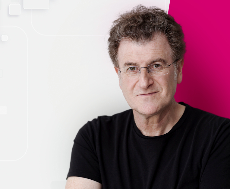 Connotado artista visual, Alfredo Jaar, insta a estudiantes de UDLA a ser optimistas, en inauguración del año académico de la Facultad de Arquitectura, Diseño y Construcción