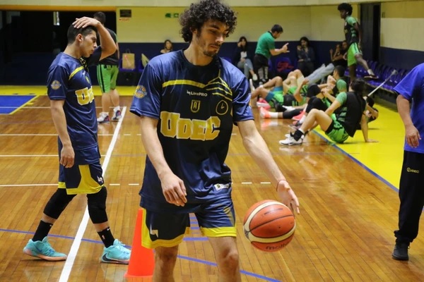 Estudiante de Kinesiología integra selección profesional de básquetbol UdeC: «La ayuda de UDLA ha sido fundamental»