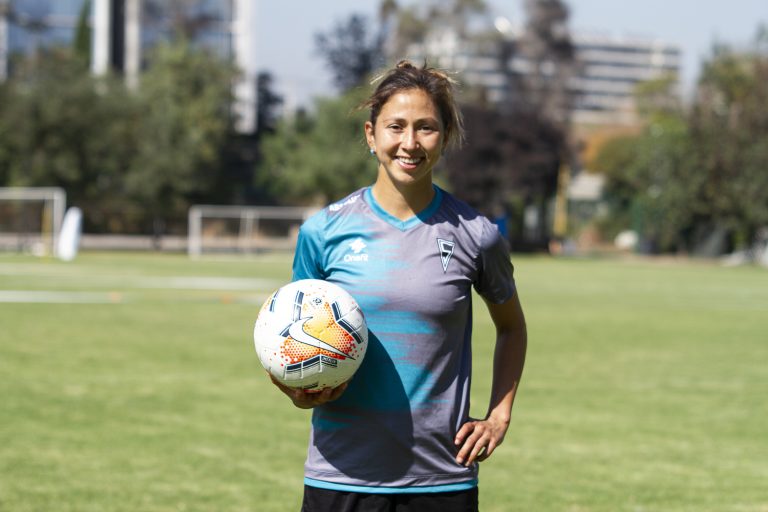 Rocio Soto, estudiante de Nutrición y Dietética de UDLA, destaca entre las top del fútbol femenino nacional