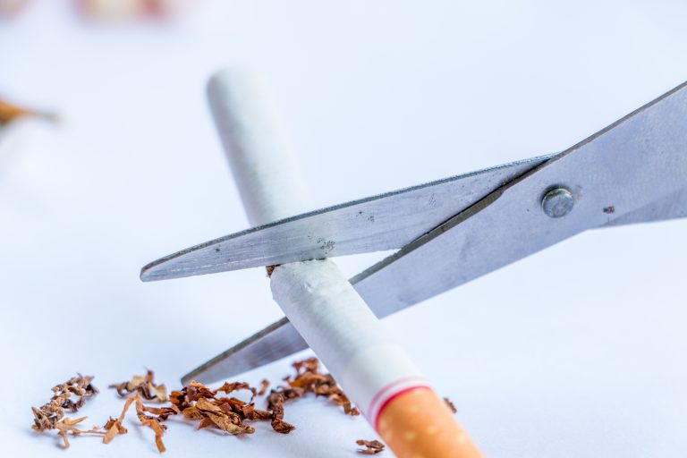 Especialista advierte sobre el riesgo que tiene el consumo de tabaco y el Covid-19