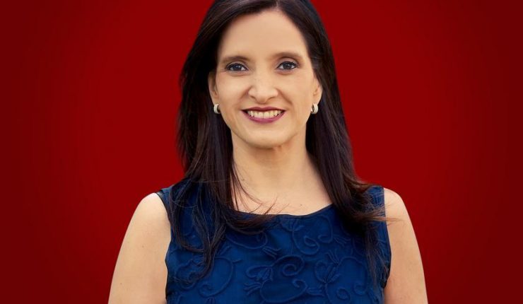 Matilde Burgos, destacada periodista nacional, aborda con estudiantes UDLA la relevancia de la información en tiempos de crisis