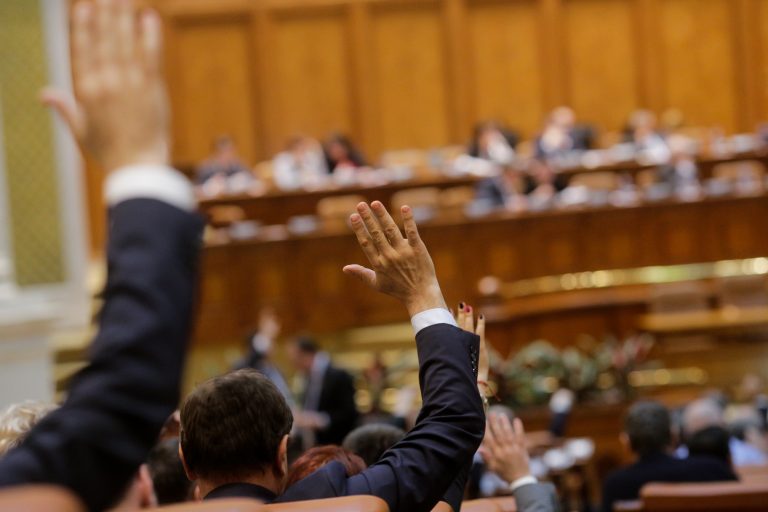 Constituyentes Bessy Gallardo y Rodrigo Logan analizan los desafíos de la redacción de la nueva Constitución con estudiantes UDLA