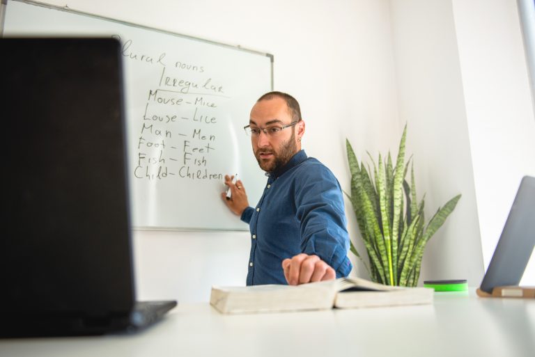Representantes de UDLA exponen estudio sobre adecuaciones tecnológicas y diseño óptimo de cursos de inglés online