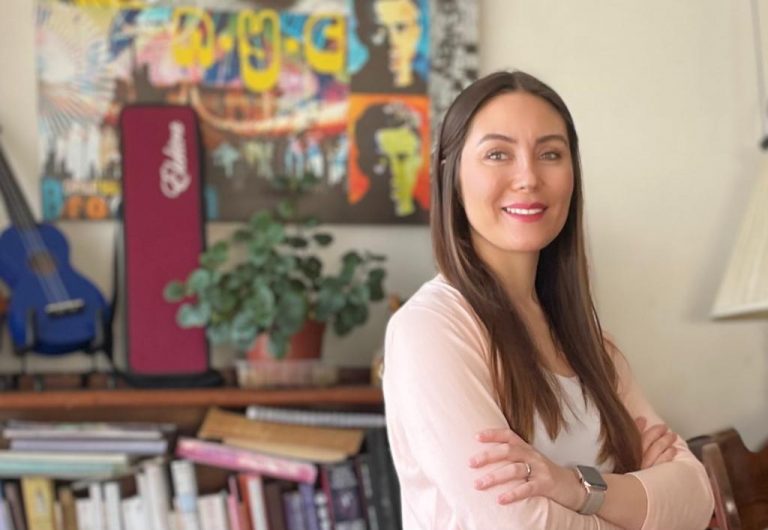 Académica Investigadora UDLA presenta estudio sobre estado emocional de los estudiantes postpandemia en Jornada Provincial de Establecimientos