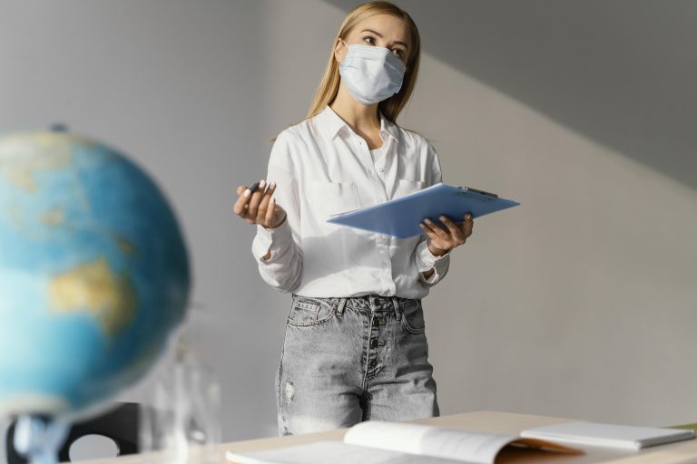 Escuela de Fonoaudiología realiza taller a funcionarios de colegio de Hualpén sobre el cuidado de la voz por uso de mascarilla