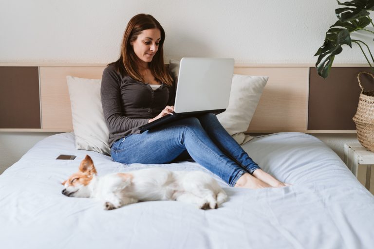 ¿Teletrabajas o estudias en la cama? Escuela de Kinesiología explica los riesgos para tu salud