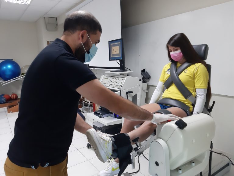 Escuela de Kinesiología de Sede Viña del Mar realiza evaluaciones isocinéticas a equipo femenino de Everton
