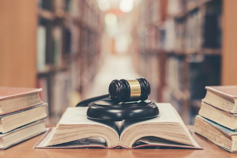 Egresados se preparan para su examen de grado con clase de repaso de Derecho Procesal impartida por defensor penal público