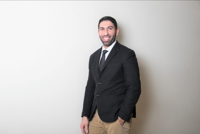 Académico UDLA expone sobre el perfil isocinético de hombro en deportistas de CrossFit en jornada de Universidad de Granada