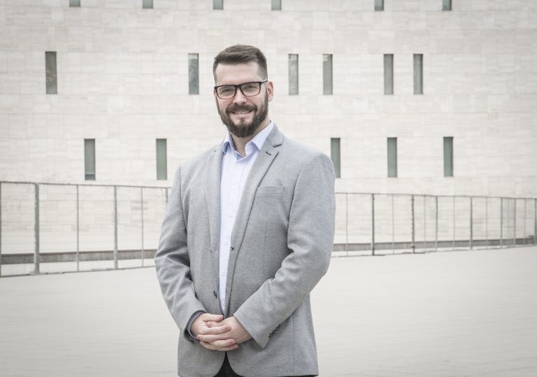 Egresado destacado de la Facultad de Ingeniería y Negocios: «De UDLA me sorprendió la gran calidad de los profesores y la llegada que tenían con los estudiantes»