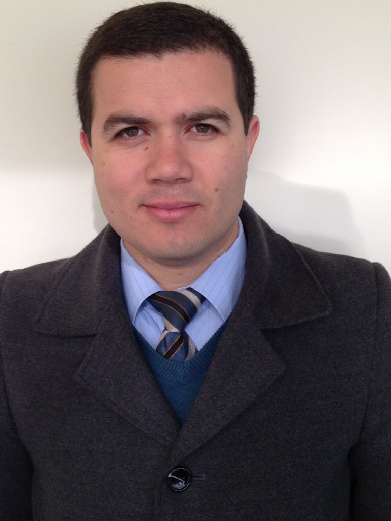 Académico de la Escuela de Educación presenta artículo sobre pensamiento crítico en Revista InterACT