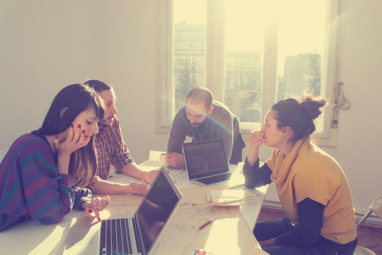 Egresados destacados de la Escuela de Arquitectura se reúnen con estudiantes para abordar los procesos de titulación y las primeras experiencias laborales