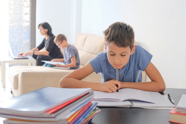 En conferencia internacional, académicos de Pedagogía en Educación Diferencial exponen estudio sobre interacciones pedagógicas en procesos de reinserción escolar